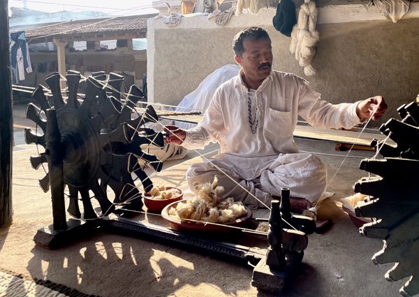 34 Shamji Vishram Vankar spinning kala cotton