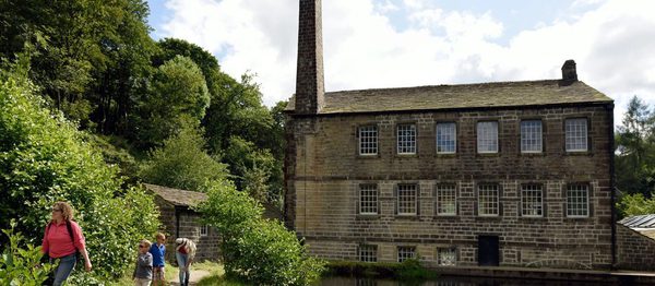 Httpslon1 digitaloceanspaces comhappyvalleypridemediaevent imagesvisitors walking gibson mill hardcastle crags yorkshire 1096280 webp 1000x1000 q85